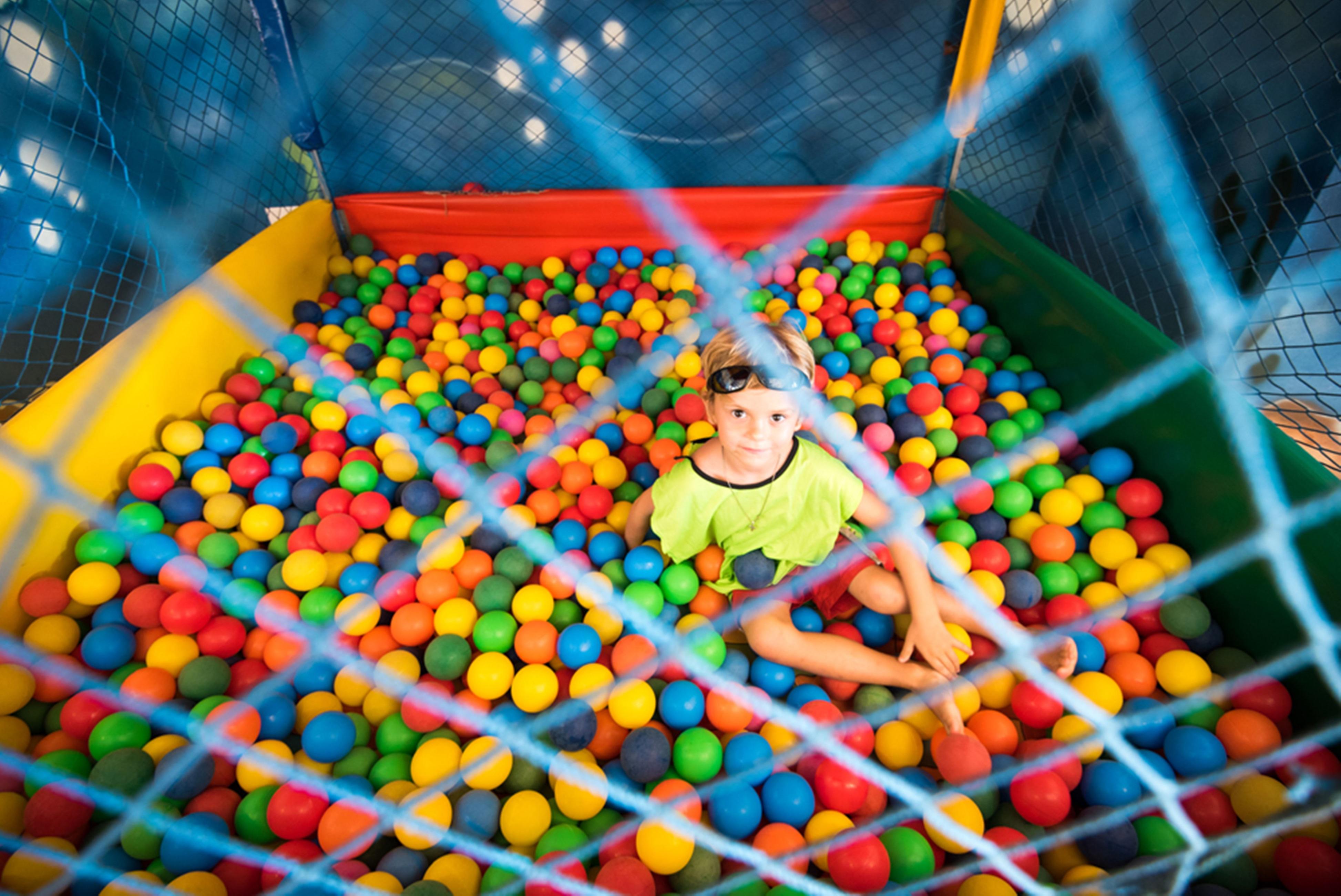 Vila Gale Eco Resort Angra Angra dos Reis Zewnętrze zdjęcie A child in a ball pit